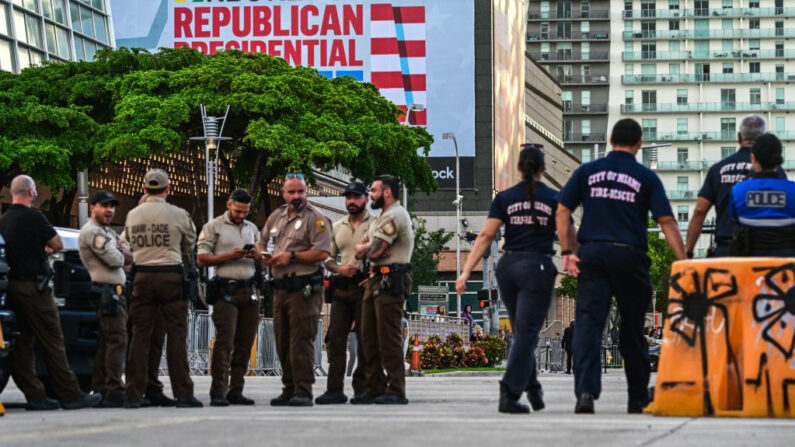 Miembros de la Policía de Miami trabajan fuera del Adrienne Arsht Center for the Performing Arts, el 8 de noviembre de 2023. (Giorgio Viera/AFP vía Getty Images)