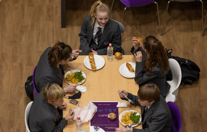 Alumnos almuerzan en la cafetería en su primer día de vuelta del cierre durante la pandemia en Chertsey High School el 09 de marzo de 2021 en Chertsey, Reino Unido. (Dan Kitwood/Getty Images)