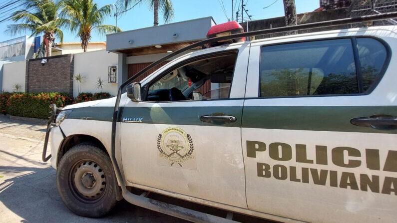 Agentes de la policía llevan a cabo una redada en una casa durante una operación en Santa Cruz, Bolivia, el 30 de julio de 2023. (Ricardo Montero/AFP vía Getty Images)