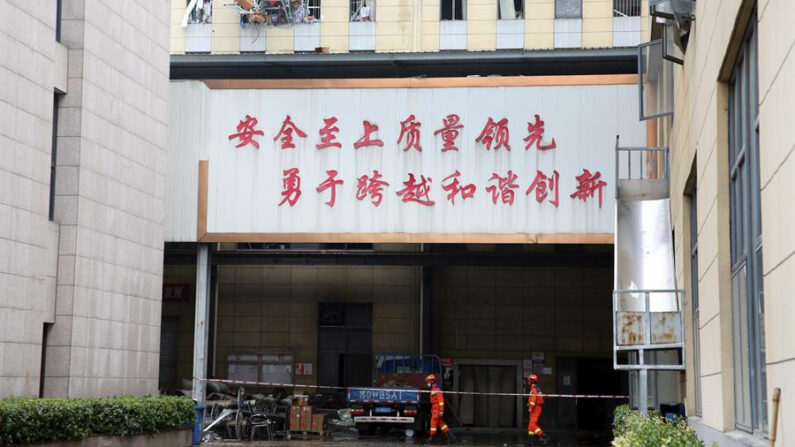 Rescatistas trabajan en el lugar de una explosión de polvo ocurrida en un taller de producción en la ciudad de Changzhou, China, el 20 de enero de 2024. EFE/EPA/XINHUA/Chen Wei