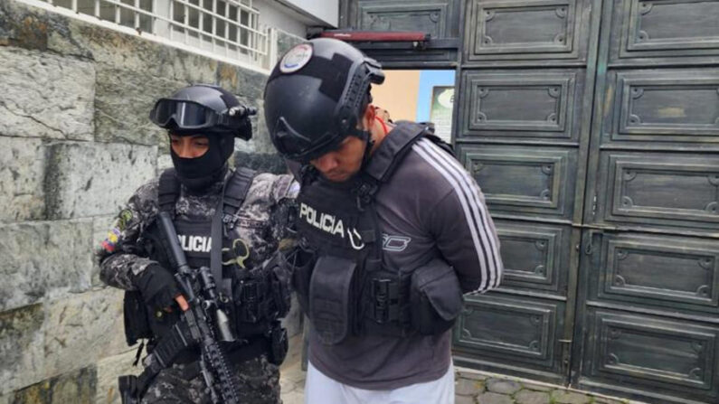 Fotografía cedida por la Policía Nacional de Ecuador de Carlos Arturo Landázuri, apodado 'Comandante Gringo', mientras es capturado para ser entregado a autoridades colombianas, el 22 de enero de 2024 en Ibarra (Ecuador). EFE/ Policía Nacional De Ecuador 