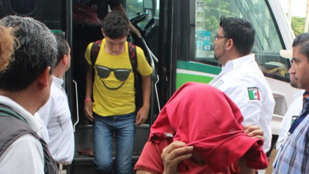 Guardia Nacional detiene a 182 migrantes hacinados en autobús de pasajeros en Veracruz