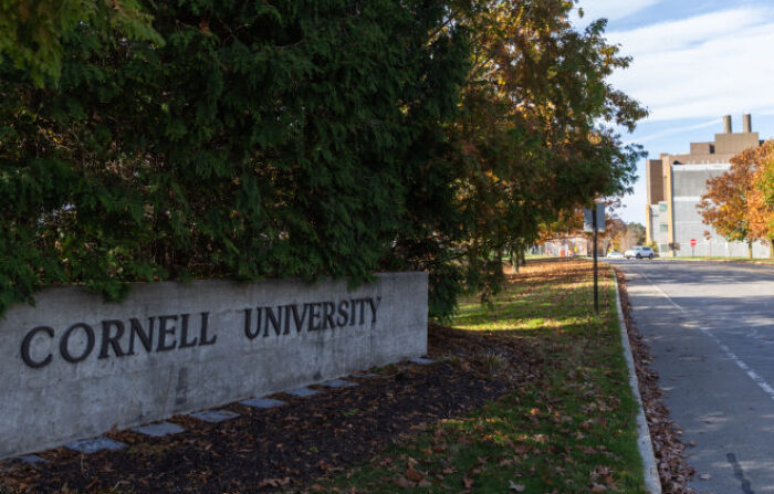 Vista de una de las entradas al campus de la Universidad de Cornell el 3 de noviembre de 2023 en Ithaca, Nueva York. (Matt Burkhartt/Getty Images)