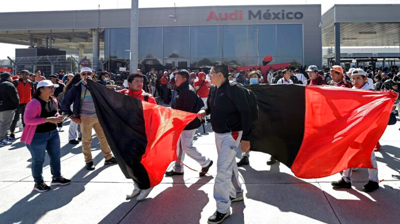 Trabajadores de Audi participan en una jornada de huelga el 24 de enero de 2024, en San José Chiapa, en Puebla (México). EFE/ Hilda Ríos