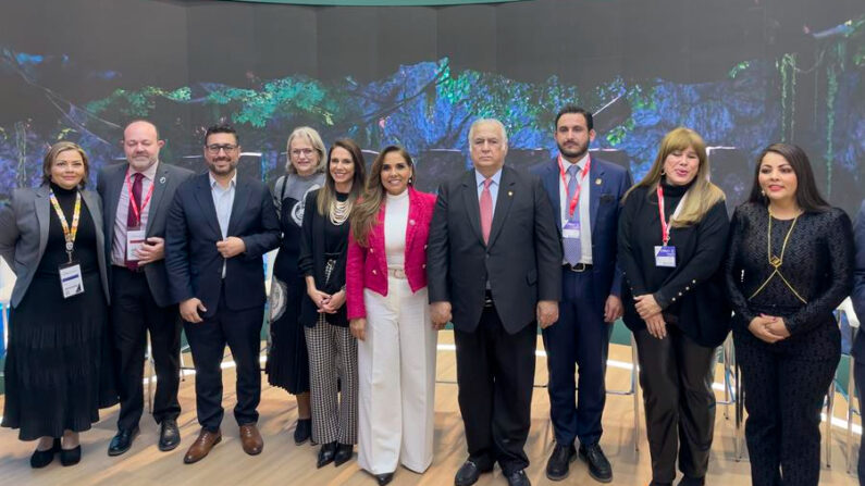 El secretario de turismo mexicano, Miguel Torruco (4d), acompañado por secretarios del ramo de varios estados mexicanos, y por el presidente de la Unión de Secretarios de Turismo (Asetur), Juan Enrique Suárez del Real Tostado (3d), anunció este jueves en el stand de México en Fitur que el estado mexicano de Quintana Roo entrará en la Guía Michelin y se unirá a otros cinco enclaves turísticos del país, Oaxaca, Baja California, Baja California Sur, Nuevo León y la Ciudad de México que lo hicieron en octubre pasado. EFE/Macarena Soto