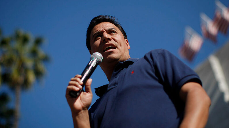 El exconcejal de Los Ángeles José Huizar, foto tomada el 17 de febrero de 2013 en Los Ángeles, California. (David McNew/Getty Images)