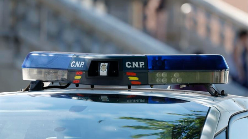 Imagen de archivo de las sirenas de un coche del Cuerpo Nacional de Policía de España. EFE/Mariscal