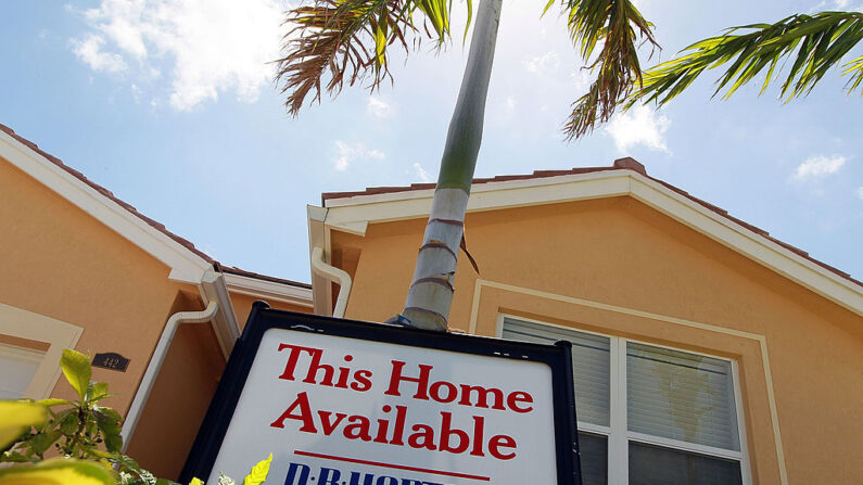 Un signo que indica una nueva casa está disponible para la venta se ve el 23 de junio de 2010 en Miami, Florida. (Foto de Joe Raedle/Getty Images)