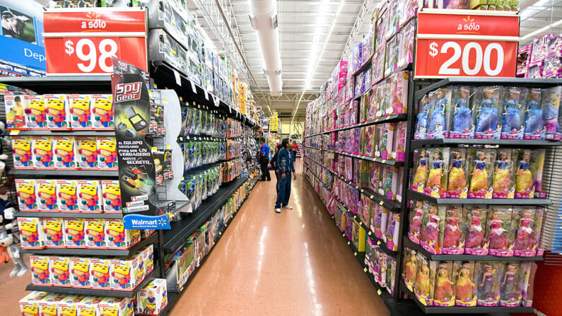 Vista general de la sección de juguetes de un supermercado en Ciudad de México (México) en una fotografía de archivo. (Ronaldo Schemidt/AFP vía Getty Images)