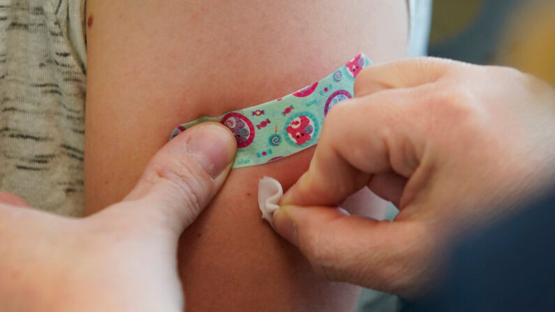 Enfermera prepara el brazo de paciente para recibir una vacuna contra el sarampión en el Departamento de Salud del Condado de Utah el 29 de abril de 2019 en Provo, Utah. (George Frey/Getty Images)