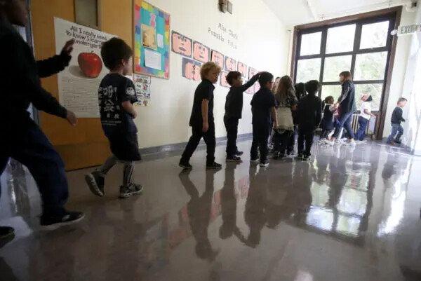 Una fotografía de archivo de estudiantes de escuela primaria durante un simulacro de terremoto, en San Francisco, el 17 de octubre de 2019. (Justin Sullivan/Getty Images)
