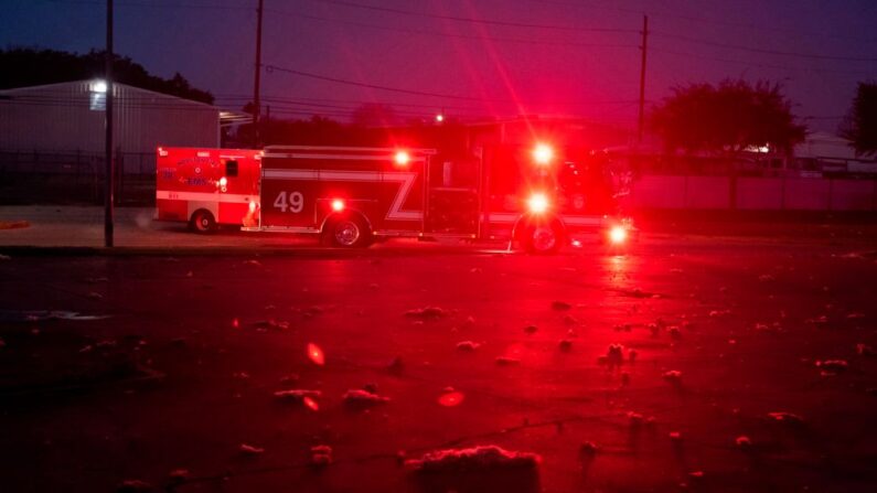 Bomberos y servicios de emergencia llegan al lugar de una explosión en Houston, Texas, el 24 de enero de 2020. (Mark Felix/AFP vía Getty Images)