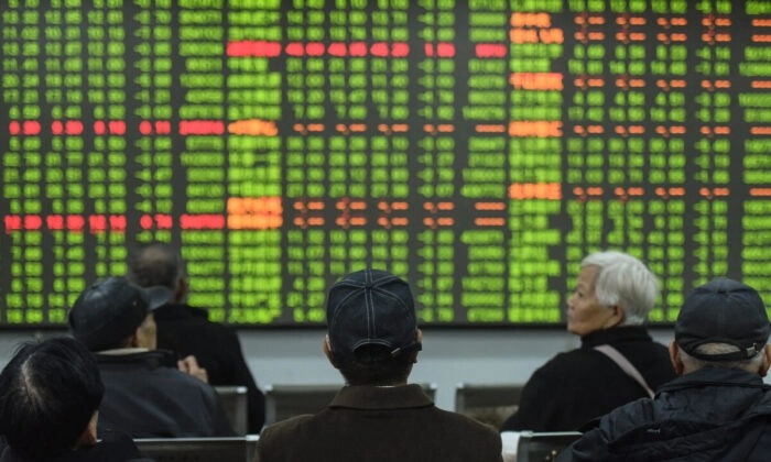 Los inversores miran una pantalla que muestra los movimientos del mercado de valores en una compañía de valores en Hangzhou, en la provincia oriental de Zhejiang, China, el 3 de febrero de 2020. (STR/AFP a través de Getty Images)