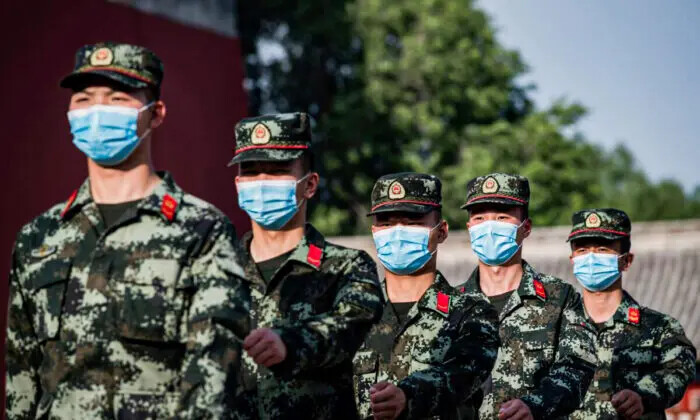 Soldados del Ejército Popular de Liberación de China marchan junto a la entrada de la Ciudad Prohibida en Pekín el 22 de mayo de 2020. (Nicolas Asfouri/AFP vía Getty Images)