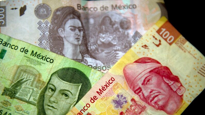 Foto de billetes mexicanos de diferente nominación. Tomada el 27 de diciembre de 2011 en Ciudad de México (México). (Yuri Cortez/AFP vía Getty Images)