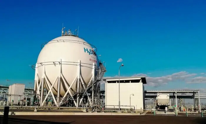 Un tanque de 2500 metros cúbicos que contiene hidrógeno líquido en la planta de Kobe Port Island, en Kobe, Japón, el 26 de octubre de 2020. (Etienne Balmer/AFP vía Getty Images)