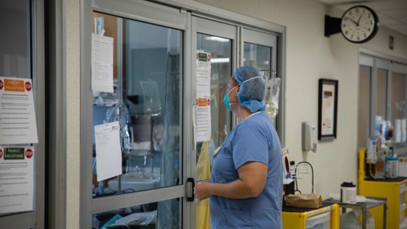 Un profesional sanitario en un hospital se prepara para entrar en la habitación de un paciente. (Archivo, Megan Jelinger/AFP vía Getty Images)