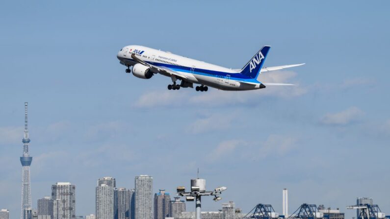 Un avión de pasajeros Boeing de All Nippon Airways (ANA) despega del aeropuerto Haneda de Tokio (Japón) el 29 de enero de 2021. (Charly Triballeau/AFP vía Getty Images)