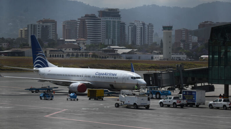 Un avión se ve en el aeropuerto internacional La Aurora (Guatemala) el 23 de marzo de 2021. (Johan Ordonez/AFP vía Getty Images)