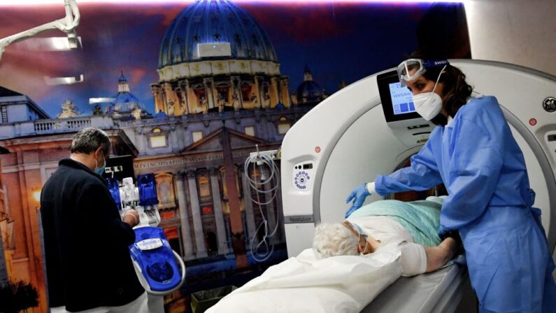 Imagen de archivo. Una mujer se somete a un TAC de tomografía computarizada el 22 de abril de 2021 en el hospital San Giovanni Addolorata de Roma. (Tiziana Fabi / AFP vía Getty Images)