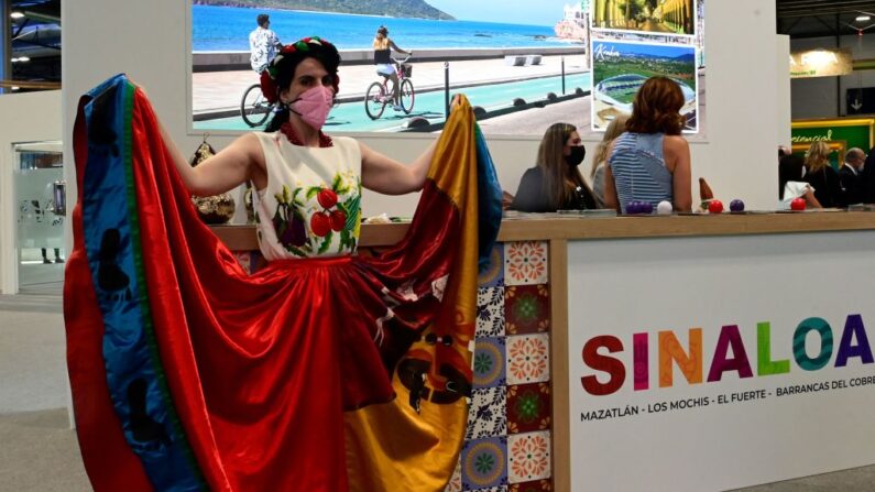 Una mujer luce un traje tradicional en el stand de México durante la jornada inaugural de la Feria Internacional de Turismo (FITUR) celebrada en el centro de congresos Ifema de Madrid el 19 de mayo de 2021. (Javier Soriano/AFP vía Getty Images)