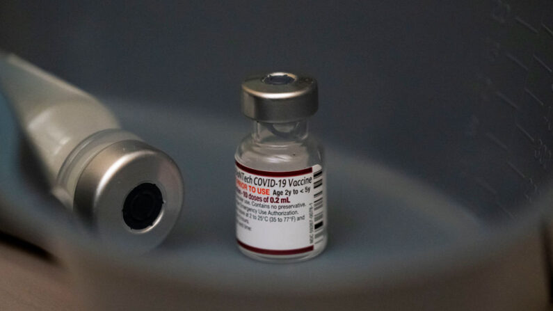 Un vial de la vacuna contra el Covid-19 de Pfizer, etiquetada para edades de 2 a 5 años durante la investigación se ve en el Centro Médico UW - Roosevelt el 21 de junio de 2022 en Seattle, Washington. (David Ryder/Getty Images)