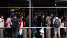 Autobuses dejan a inmigrantes ilegales en una estación de tren de Nueva Jersey, aprovechan una «laguna legal»