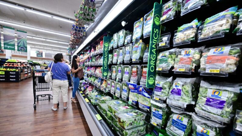 La gente compra productos en un supermercado en Montebello, California, el 23 de agosto de 2022. (FREDERIC J. BROWN/AFP vía Getty Images)