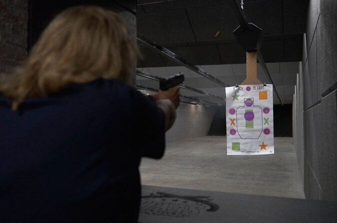 Cindy Scott, instructora de armas de fuego, dispara una pistola al blanco de tiro "A Girl and A Gun" en el campo de tiro del Texas Gun Club de League City, Texas, el 14 de octubre de 2022.(ALLISON DINNER/AFP vía Getty Images)