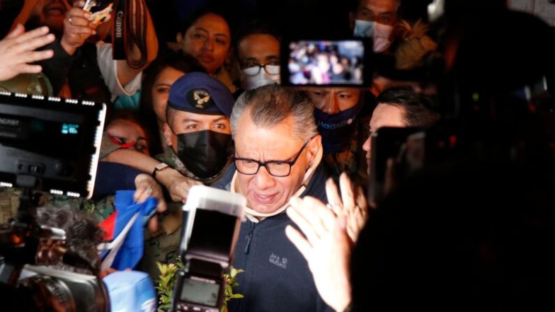 El exvicepresidente ecuatoriano (2013-2017) Jorge Glas es rodeado por miembros de los medios de comunicación tras salir de prisión en Quito (Ecuador) el 28 de noviembre de 2022. (Galo Paguay/AFP vía Getty Images)