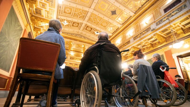 Espectadores en silla de ruedas asisten a un concierto adaptado específicamente a personas con demencia en el Wiener Musikverein de Viena el 5 de diciembre de 2022. (Alex Halada/AFP vía Getty Images)