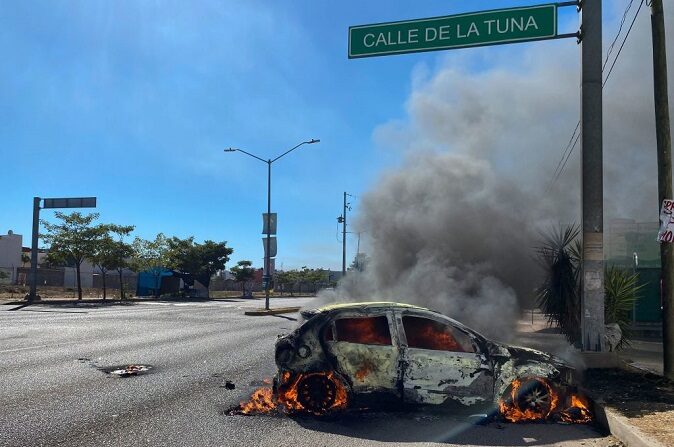 Un coche en llamas se ve en la calle durante una operación para detener al hijo de Joaquín "El Chapo" Guzmán, Ovidio Guzmán, en Culiacán, estado de Sinaloa, México, el 5 de enero de 2023.(JUAN CARLOS CRUZ/AFP vía Getty Images)