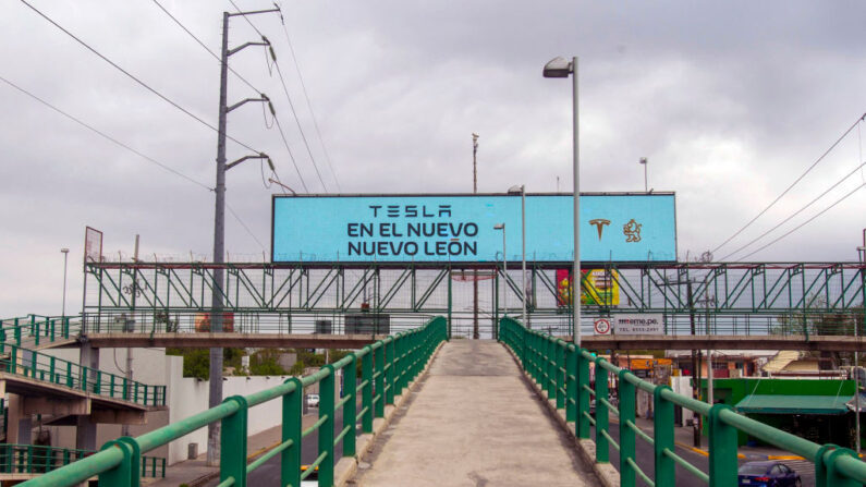 Una valla publicitaria que anuncia la llegada del fabricante estadounidense de automóviles eléctricos Tesla se ve en Monterrey, estado de Nuevo León, México, el 12 de marzo de 2023. (Julio Cesar Aguilar/AFP vía Getty Images)
