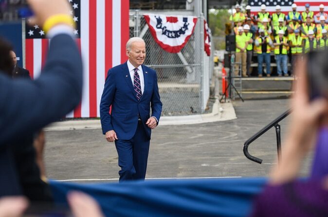 El presidente de Estados Unidos, Joe Biden, se dirige al podio durante una visita a Wolfspeed, un fabricante de semiconductores, en el inicio de su gira "Invertir en América" el 28 de marzo de 2023 en Durham, Carolina del Norte. (Melissa Sue Gerrits/Getty Images)