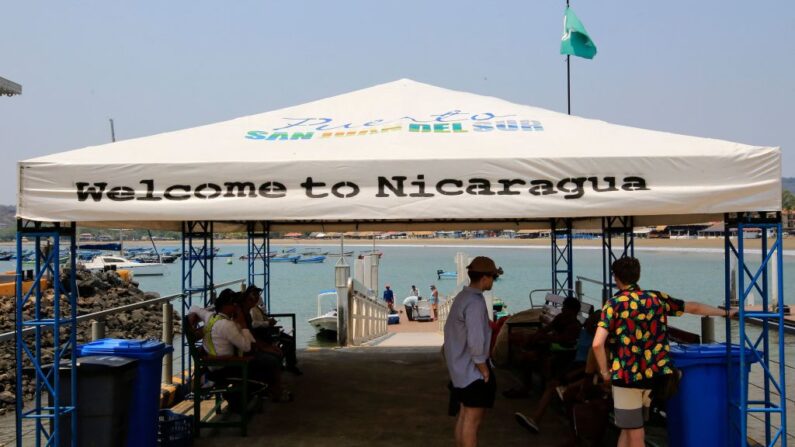 Turistas llegan al puerto de la ciudad costera del Pacífico de San Juan del Sur, Nicaragua, el 25 de abril de 2023. (STR/AFP vía Getty Images)