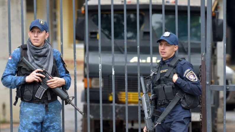 Agentes de policía montan guardia en la entrada de la comisaría del Grupo Especializado de la Policía en Asunción, el 6 de mayo de 2023. (Norberto Duarte/AFP vía Getty Images)