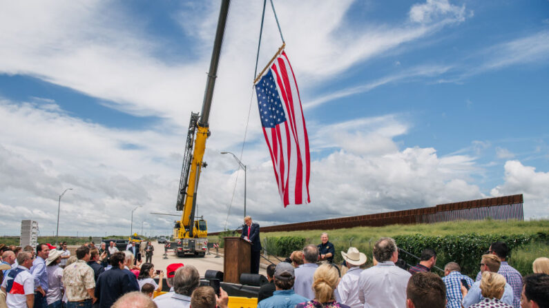  La gente escucha el discurso del ex presidente Donald Trump durante un recorrido por una sección inacabada del muro fronterizo el 30 de junio de 2021 en Pharr, Texas. (Brandon Bell/Getty Images)