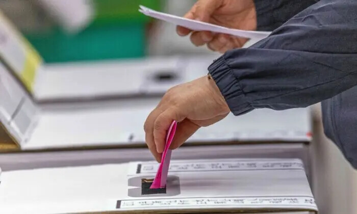 Un hombre vota en las elecciones locales en medio de tensiones con China, en la ciudad de Nuevo Taipéi, Taiwán, el 26 de noviembre de 2022. (Annabelle Chih/Getty Images)

