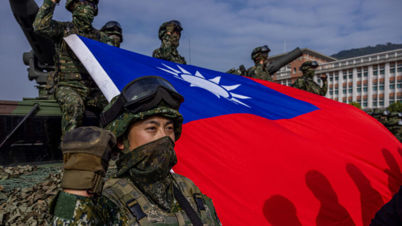 Las fuerzas armadas de Taiwán realizan dos días de ejercicios de rutina para mostrar la preparación para el combate antes de las vacaciones del Año Nuevo Lunar en una base militar el 11 de enero de 2023, en Kaohsiung, Taiwán. (Annabelle Chih/Getty Images)