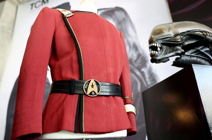 Una chaqueta de la Flota Estelar usada por William Shatner en 'Star Trek II: La Ira de Khan' en Julien's Auctions el 28 de agosto de 2023 en Beverly Hills, California. (Mario Tama/Getty Images)