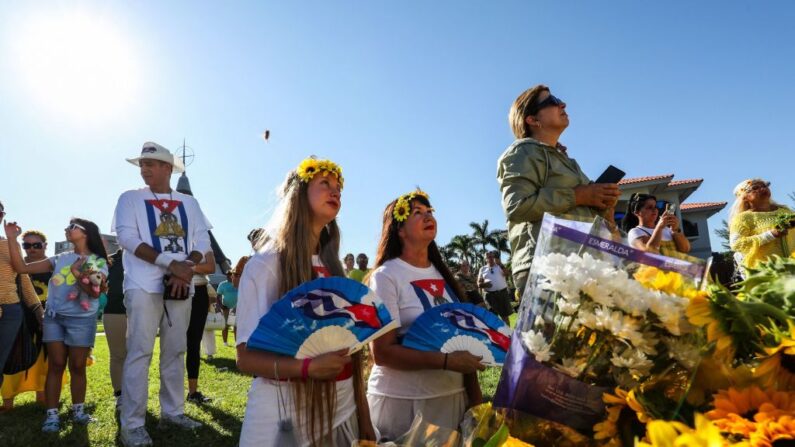 Los fieles católicos celebran durante la fiesta de La Virgen de la Caridad del Cobre, patrona de Cuba, en la Ermita de la Caridad en Miami, Florida, el 8 de septiembre de 2023. (GIORGIO VIERA/AFP vía Getty Images)
