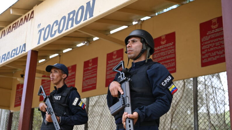 Los jefes de la pandilla Tren de Aragua, que utilizaba la prisión de Tocorón como base para sus operaciones criminales internacionales, escaparon después de que aparentemente fueron avisados ​​sobre la enorme operación, que había sido planeada para un año. (YURI CORTEZ/AFP vía Getty Images)