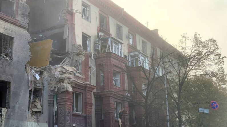 Esta fotografía tomada el 18 de octubre de 2023 muestra un edificio residencial parcialmente destruido tras el impacto de misiles rusos, en Zaporiyia, sureste de Ucrania, en medio de la invasión rusa en Ucrania. (MARYNA MOISEYENKO/AFP vía Getty Images)