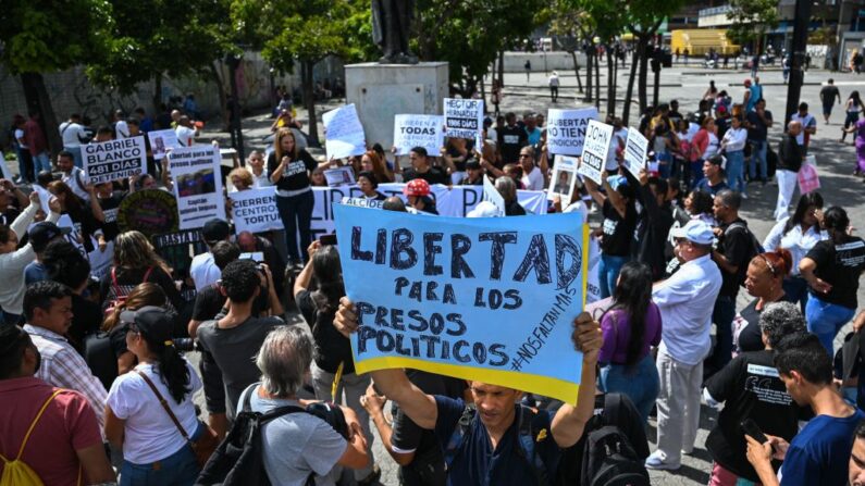 Un hombre sostiene un cartel que dice "Libertad para los presos políticos" durante una manifestación para exigir su liberación en Caracas (Venezuela) el 1 de noviembre de 2023. (Federico Parra/AFP vía Getty Images)