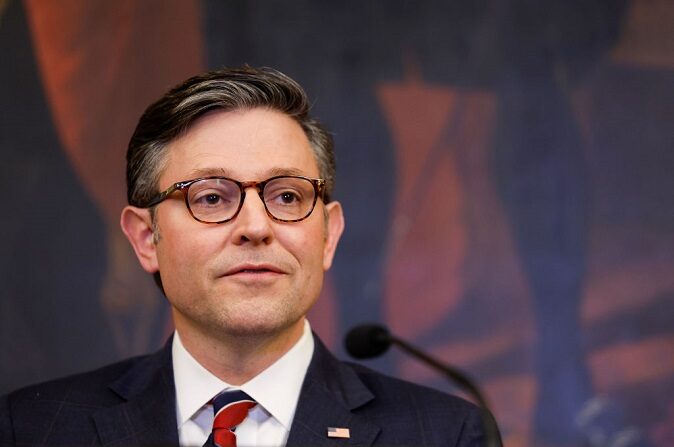 El presidente de la Cámara de Representantes de Estados Unidos, Mike Johnson (R-LA), pronuncia un discurso antes de la ceremonia de encendido de la Menorah en el Capitolio de Estados Unidos el 12 de diciembre de 2023 en Washington, DC. (Anna Moneymaker/Getty Images)