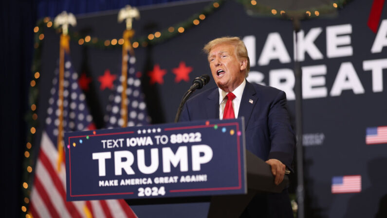 El candidato presidencial republicano y expresidente de Estados Unidos, Donald Trump, habla con los invitados en un evento de campaña el 19 de diciembre de 2023 en Waterloo, Iowa. (Scott Olson/Getty Images)
