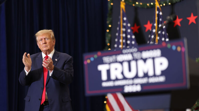 El candidato presidencial republicano y expresidente de Estados Unidos Donald Trump aplaude mientras concluye un acto de campaña el 19 de diciembre de 2023 en Waterloo, Iowa. (Scott Olson/Getty Images)