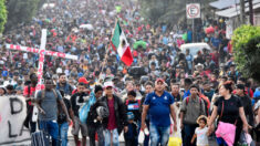 Prosigue caravana migrante desde el sur de México sin documentos que dicen les prometieron