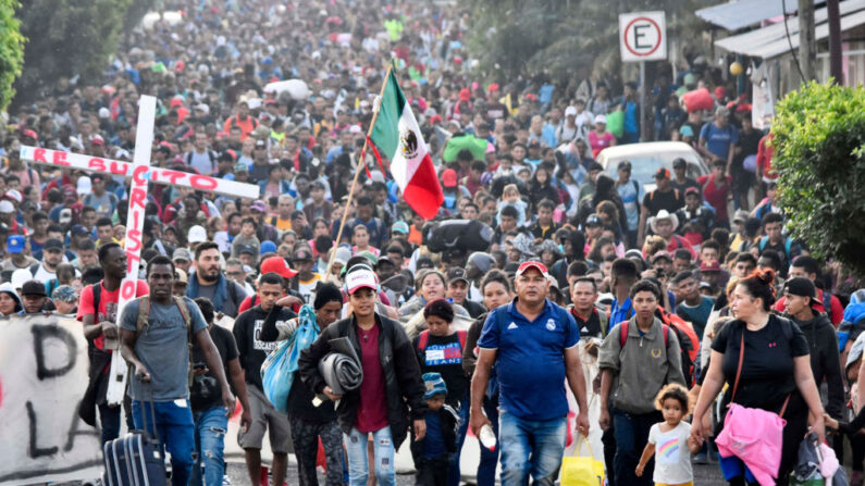 Migrantes participan en una caravana hacia la frontera con Estados Unidos en Tapachula, estado de Chiapas, México, el 24 de diciembre de 2023. (STR/AFP vía Getty Images)