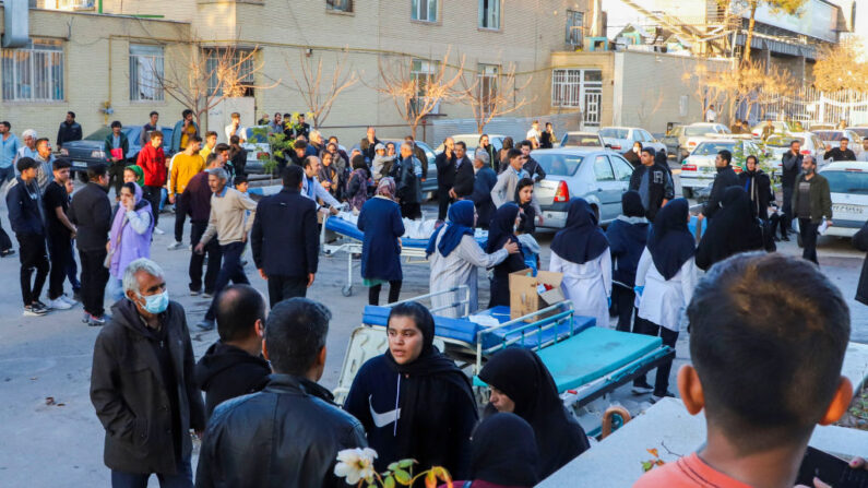 Personas heridas cuando dos explosiones en rápida sucesión golpearon a una multitud que conmemoraba el aniversario del asesinato en 2020 del general de la Guardia Qasem Soleimani, llegan a un hospital en la ciudad meridional iraní de Kerman el 3 de enero de 2024. (Sare Tajalli/ISNA/AFP vía Getty Images)
